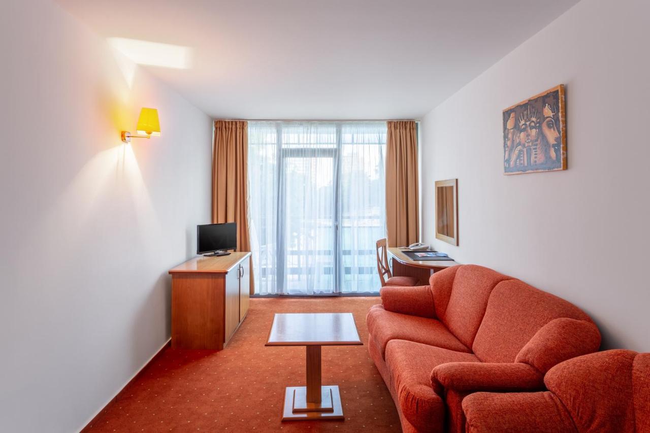 Cleopatra Hotel Saturn
