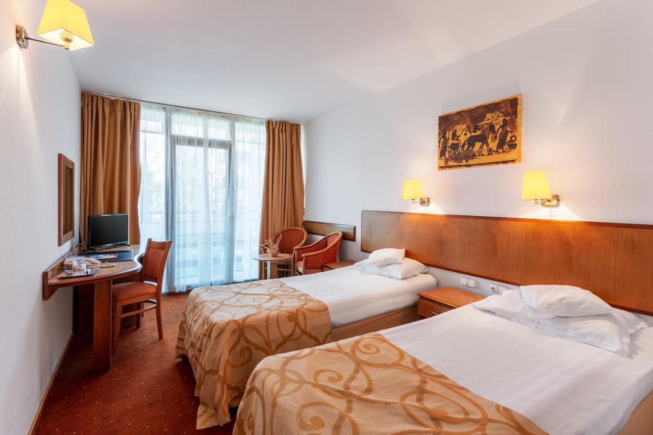 Cleopatra Hotel Saturn